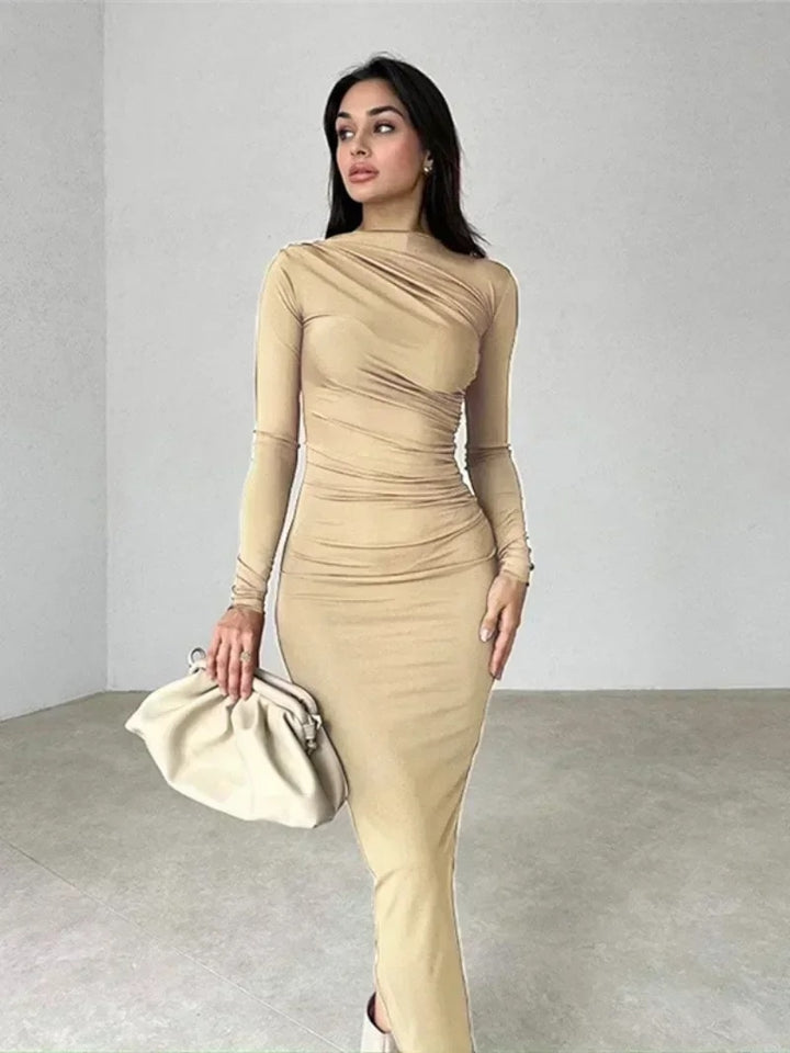 Langärmeliges Kleid mit Winterfalten