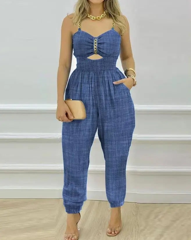 Unifarbener Jumpsuit mit Kettenriemen